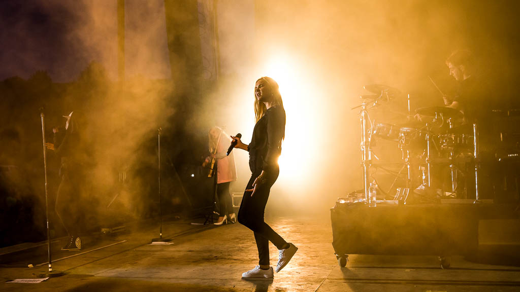 Aus dem Nebel tauchen Clean Bandit beim BAYERN 3 Dorffest in Altdorf auf © BAYERN 3